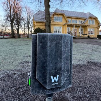 En Waybler Laddbox installerad av Elion till Svenska kyrkan